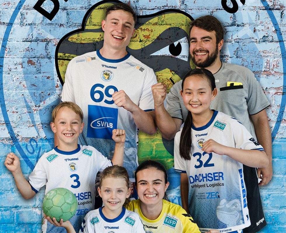 Gruppe Jugend von klein bis gross die kleinste hat den Ball in der Hand