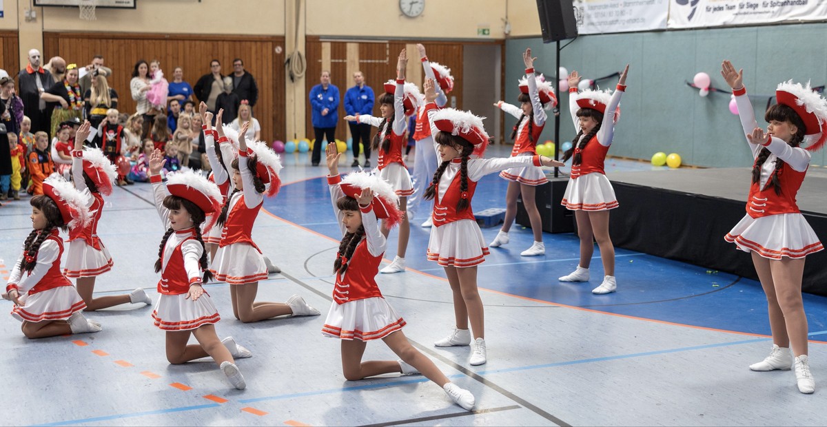 Gardegruppe für Tanz auf in roten Kostümen