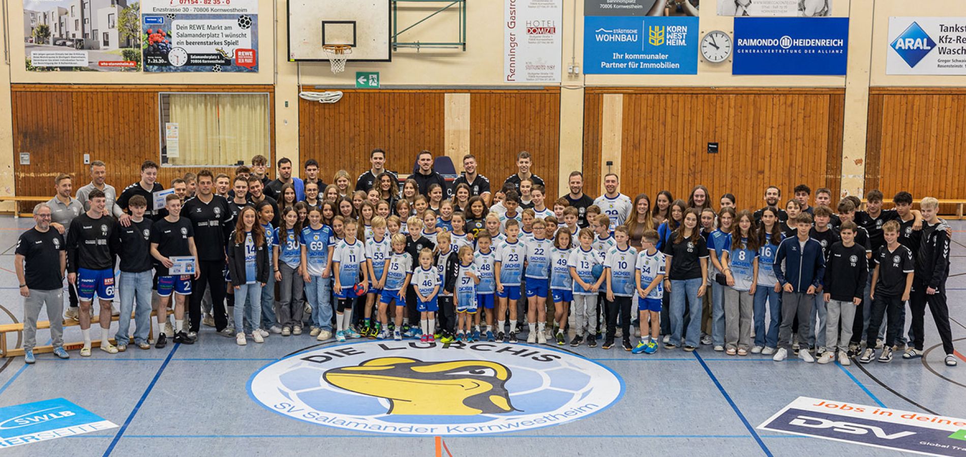 Großes Gruppenbild der Handballer mit Trainern