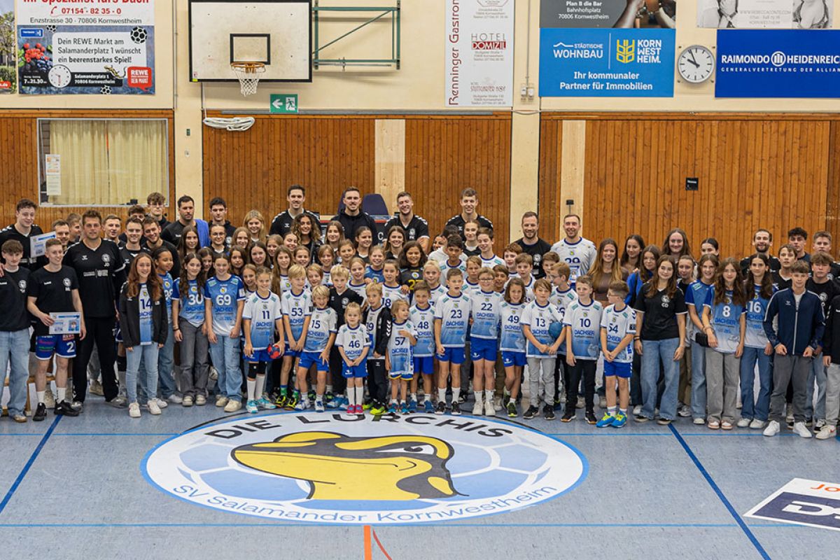 Gruppenbild mit Lurchilogo auf dem Boden Trainer, betreuer , Bambinis, Minis , Jugend
