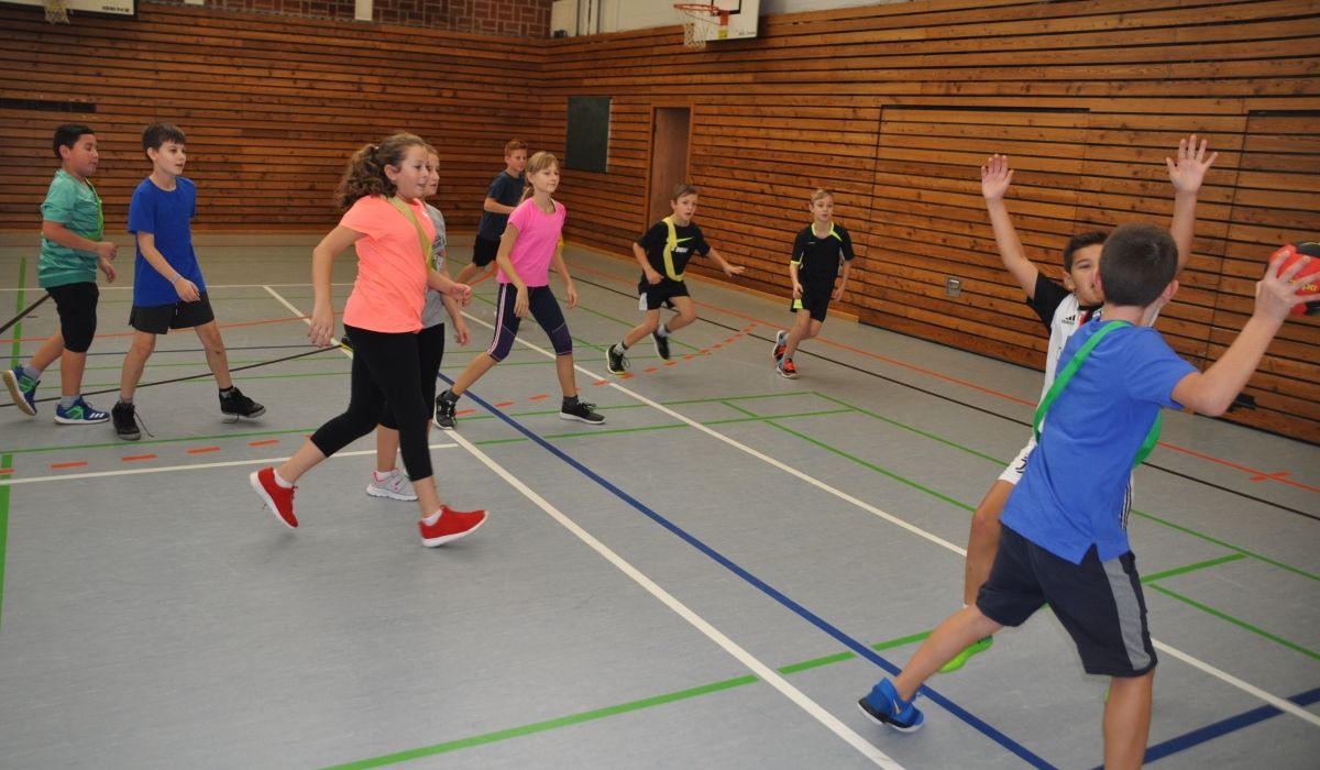 Jugendliche beim Training Mädchen und Jungs gemischt
