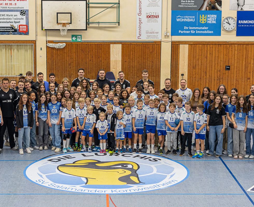 Gruppenbild mit Lurchilogo auf dem Boden Trainer, betreuer , Bambinis, Minis , Jugend